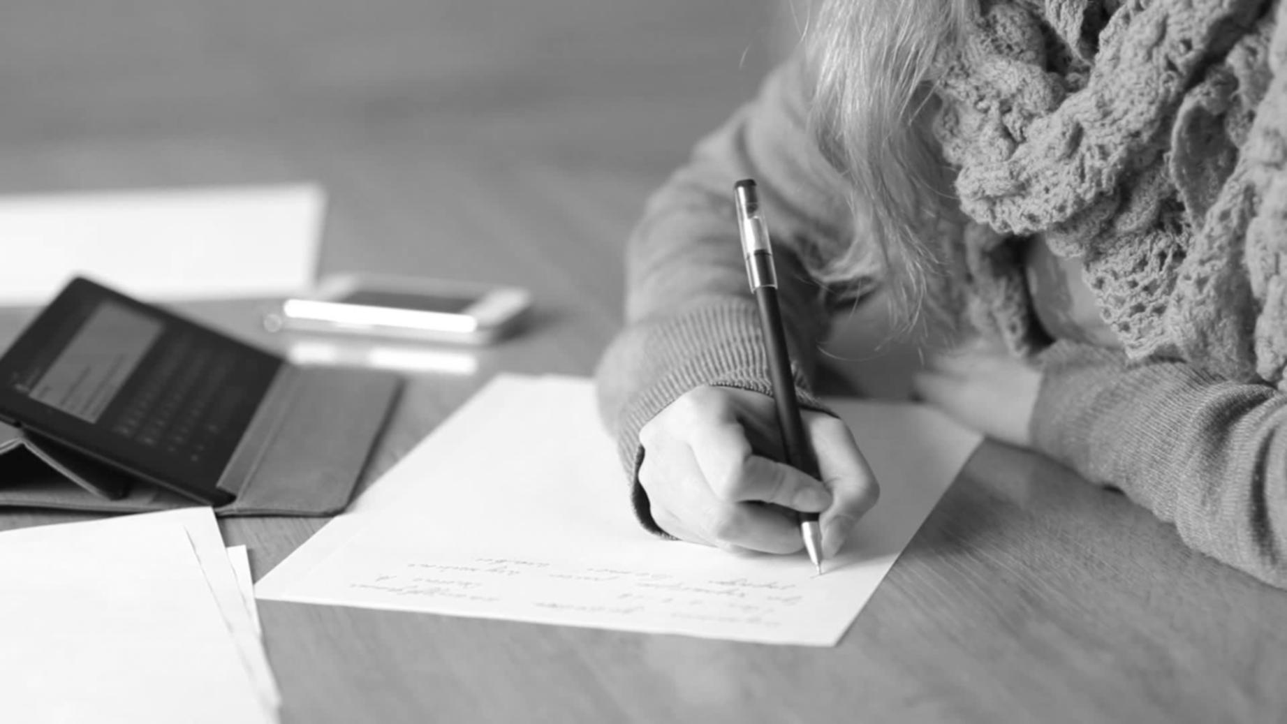 Команда специалистов работает с финансовыми документами